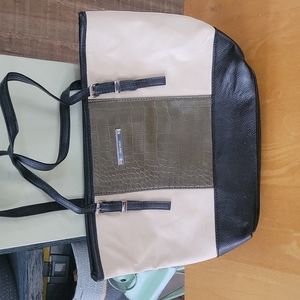 Woman's Nine West hand bag